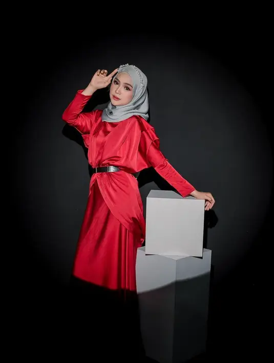 Ria Ricis kenakan dress satin berwarna merah yang dipadukan hijab abu-abu, dipermanis dengan belt hitam.   [@@askar_photography]