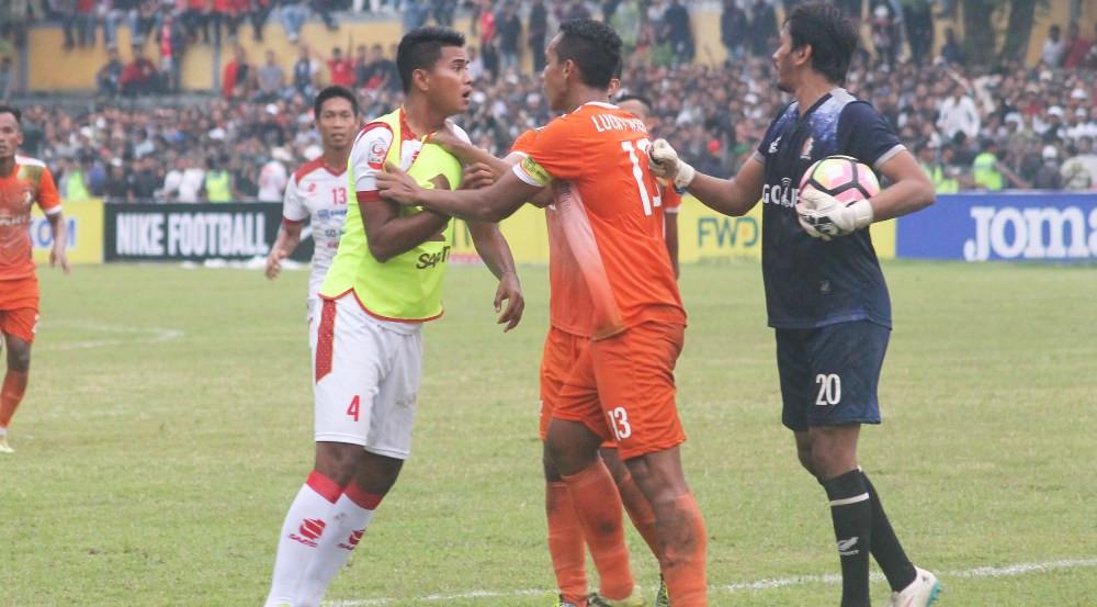 Derbi Surakarta jilid pertama antara Sragen United melawan Persis Solo di Stadion Taruna, Sragen, Minggu (30/4/2017) berlangsung panas. (Bola.com/Ronald Seger)