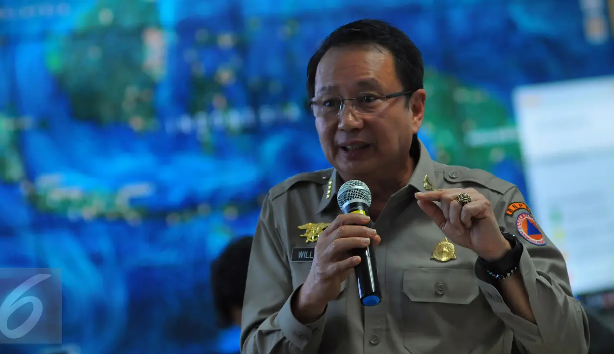 Kepala BNPB, Willem Rampangilei memberikan keterangan terkait gempa 5,2 SR yang mengguncang Malang, Jawa Timur, pukul 13.09 WIB, di Jakarta, Rabu (3/2). (Liputan6.com/Faisal R Syam)