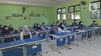 Sejumlah siswa mengikuti kegiatan belajar tatap muka di SMP Negeri 2 Bekasi, Selasa (23/3/2021). Pemerintah Kota Bekasi mengizinkan sejumlah sekolah yang berada di Zona Hijau mengadakan pembelajaran tatap muka atau PTM dengan mengikuti pedoman protocol. (Liputan6.com/Herman Zakharia)