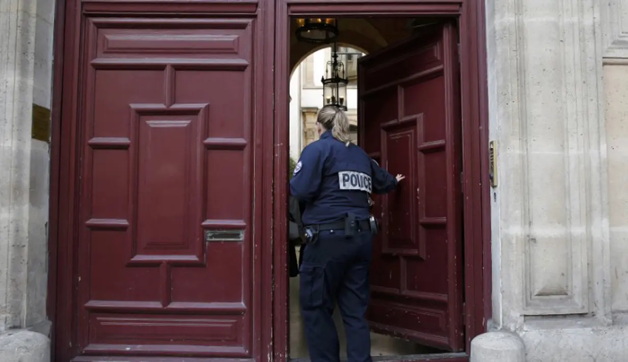 Petugas melihat kondisi Hotel Rue Tronchet pasca Kim Kardashian dirampok, Paris, Senin (3/10). Perampokan dilancarkan oleh 5 orang bersenjata dengan mengenakan topeng. (REUTERS/ Gonzalo Fuentes)