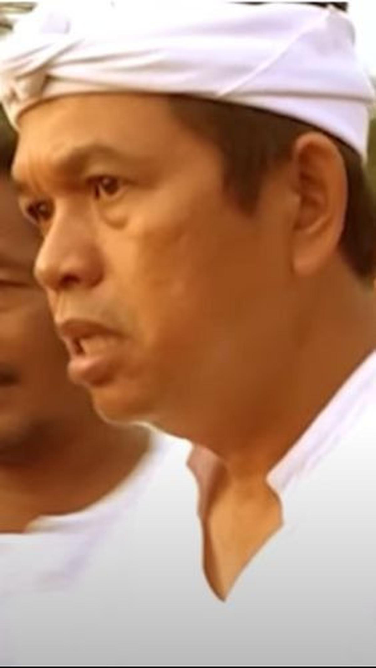 "Gimana saya itu ngeluarin duit pribadi, siapa warganya yang mengganggu," ujar Dedi Mulyadi sambil melotot.<br>