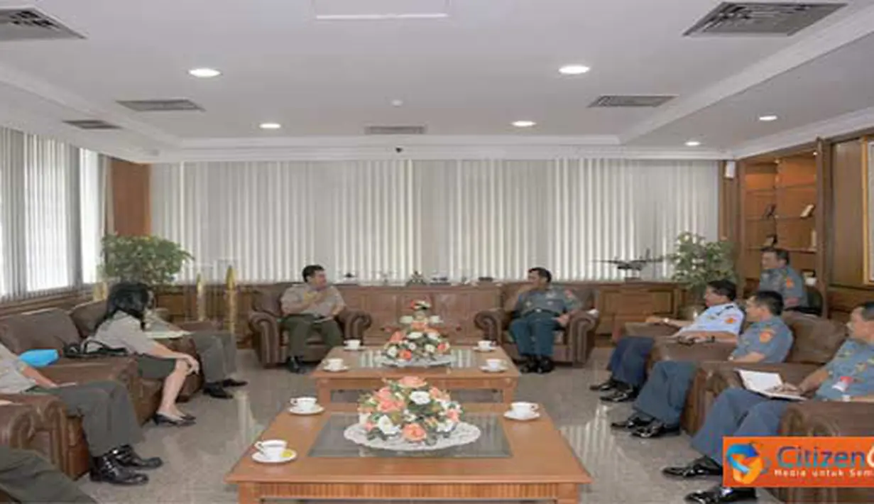 Citizen6, Jakarta: Panglima TNI menerima kunjungan Pengurus Pusat Gerakan Muda Forum Komunikasi Putra Putri Purnawirawan dan Putra Putri TNI-Polri (PP GM FKPPI) di Mabes TNI Cilangkap, Jakarta Timur, Jumat (8/4). (Pengirim: Badar)