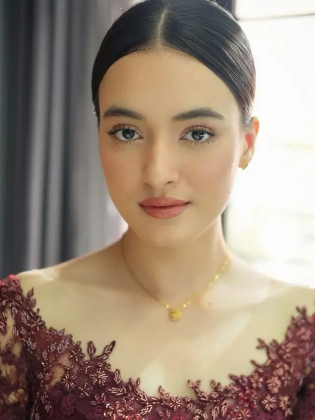 Pesona Mawar Eva de Jongh saat Wisuda, Dirias Makeup Natural Pancarkan Kecantikan Alami