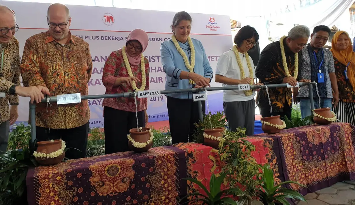 Konsul Jenderal AS di Surabaya Mark McGovern, Direktur USAID Erin E. Mckee, Ketua Pelaksana Coca-Cola Foundation Indonesia Titie Sadarini dan Direktur Pelayanan PDAM Surabaya Anizar Firmadi Meresmikan program master meter untuk air minum di Bubutan, Sabtu (23/3). (Liputan6.com/HO/Yusuf)