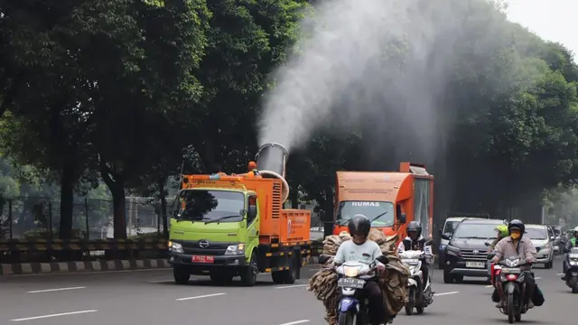Pemprov DKI Jakarta melakukan penyemprotan water mist secara serentak di lima wilayah Jakarta. (Dok. Istimewa)