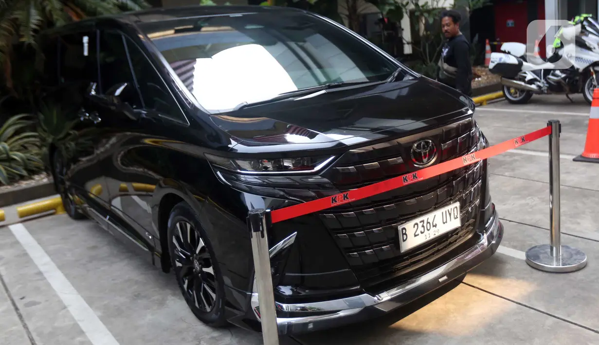 Mobil mewah tersebut disita usai tim penyidik KPK melakukan penggeledahan rumah dinas eks Wamenaker Immanuel Ebenezer di kawasan Pancoran, Jakarta Selatan, Selasa (26/8/2025). (Liputan6.com/Helmi Fithriansyah)