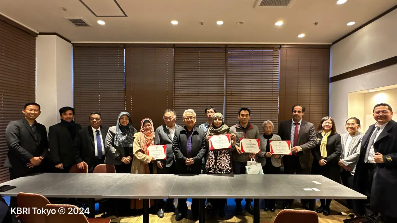Dubes Heri Akhmadi Anugerahkan Ambassador Award kepada Relawan Tanggap Bencana Gempa Ishikawa. (KBRI Tokyo)