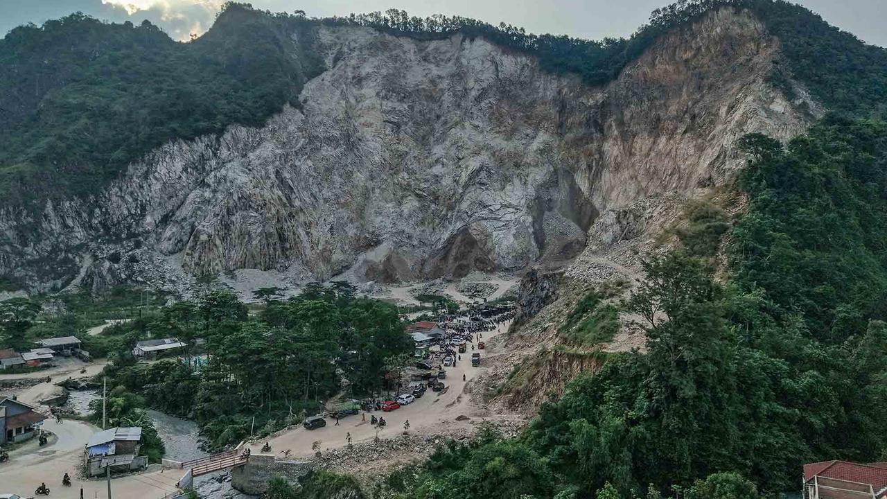 FOTO: !4 Penambang Galian C Tewas dan 8 Lainnya Masih Tertimbun Longsor Di Gunung Kuda Cirebon
