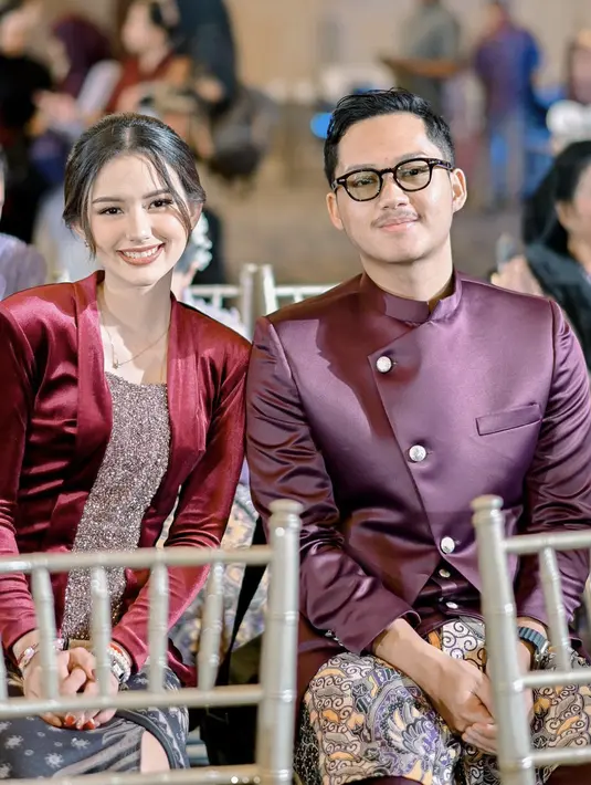 Gaya lainnya juga berhasil hadirkan pesona anggun dengan kebaya velvet yang begitu cantik. [Foto: Instagram/ Sarah Menzel]
