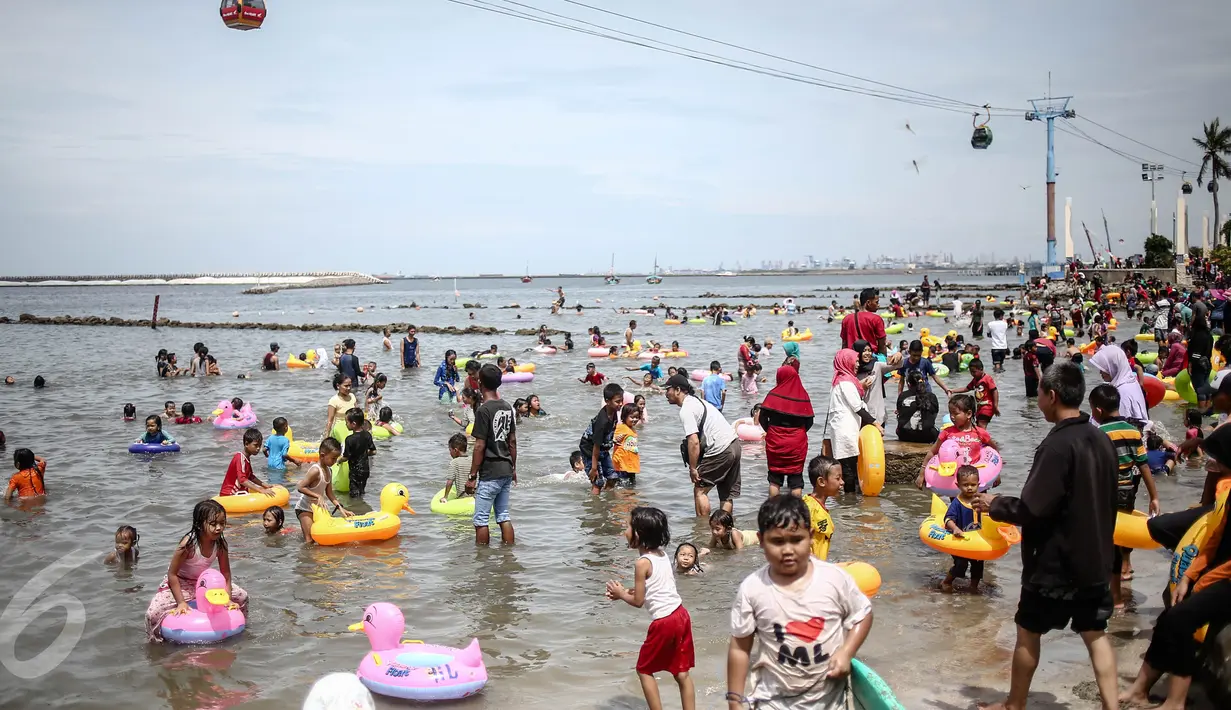 Suasana Pantai Ancol saat liburan Natal, Minggu (25/12). Warga Jakarta dan sekitarnya memanfaatkan liburan panjang untuk rekreasi bersama keluarga di Ancol. (Liputan6.com/Faizal Fanani)