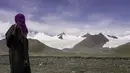 Seorang penggembala memandangi gletser yang terletak di area hulu Sungai Yangtze, Prefektur Otonom Etnis Tibet Yushu, Provinsi Qinghai, China barat laut, pada 15 Agustus 2020. (Xinhua/Wu Gang)