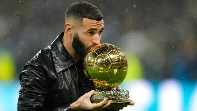 Karim Benzema Pamer Trofi Ballon d'Or 2022 di Stadion Santiago Bernabeu