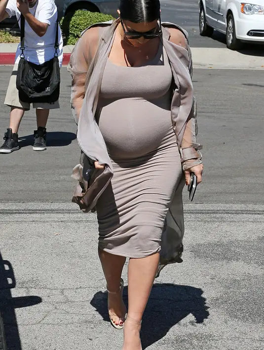 Aktris 34 tahun ini terlihat percaya diri melangkahkan kaki seakan memamerkan lekuk kehamilannya di dalam balutan busana ketatnya tersebut. (via dailymail.co.uk)