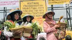 Sejumlah elemen masyarakat yang tergabung dalam buruh dan petani menggelar aksi di depan Gedung DPR, Jakarta, Selasa (27/9/2022). Aksi tersebut digelar tepat di momentum peringatan Hari Tani Nasional (HTN) 2022, 27 September. (Liputan6.com/Faizal Fanani)
