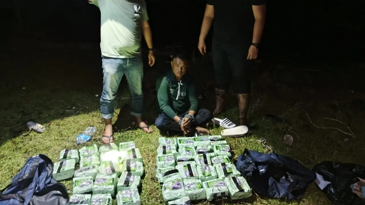 Polisi menggagalkan upaya penyelundupan narkoba jenis sabu seberat 38 kilogram dari Malaysia, yang dikirimkan ke Kabupaten Bengkalis, Riau