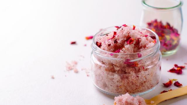 Pemilik Kulit Sensitif Hindari Menggunakan Scrub Wajah