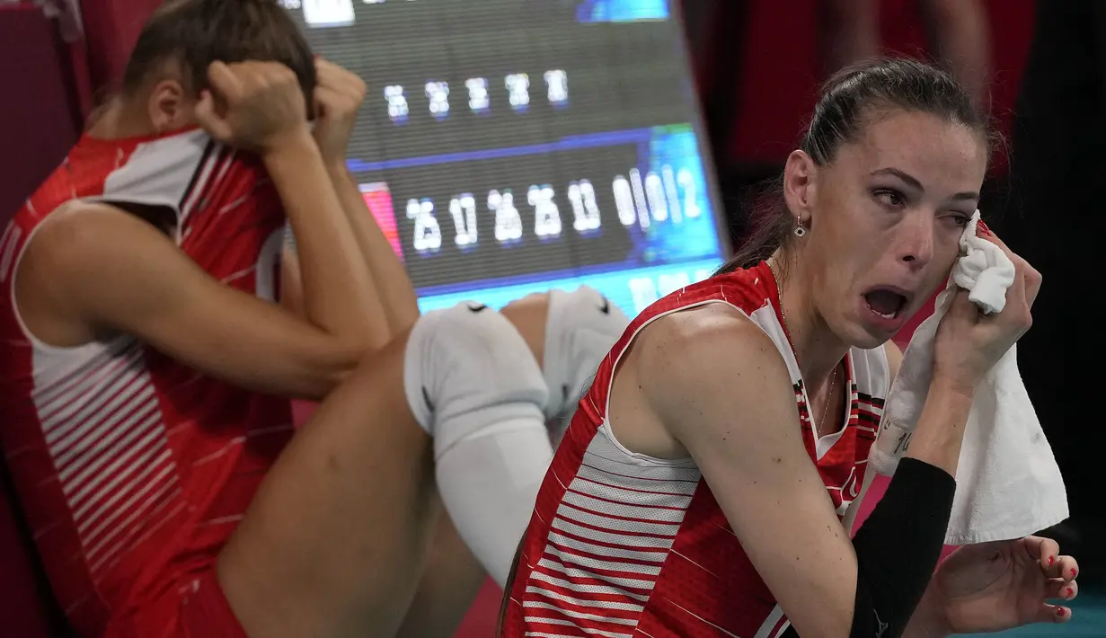Pemain Turki, Eda Erdem Dundar menangis setelah timnya kalah dari Korea Selatan pada perempat final bola voli putri di Olimpiade Musim Panas 2020 di Tokyo, Jepang, Rabu (4/8/2021). Turki yang difavoritkan akan lolos ke semifinal secara mengejutkan kalah atas Korea Selatan. (AP Photo/Frank Augstein)