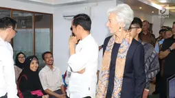 Presiden Joko Widodo dan Managing Director IMF Christine Lagarde berbincang dengan seorang pasien saat melihat fasilitas pelayanan Kartu Indonesia Sehat (KIS) di RSPP Jakarta, Senin (26/2). (Liputan6.com/Angga Yuniar)
