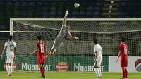 Kiper Timnas indonesia U-19, Muhammad Riyandi, menepis bola tendangan pemain Filipina U-19 pada laga Piala AFF U-18 di Stadion Thuwunna, Myanmar, Kamis (7/9/2017). Indonesia unggul 5-0 pada babak pertama. (Liputan6.com/Yoppy Renato)