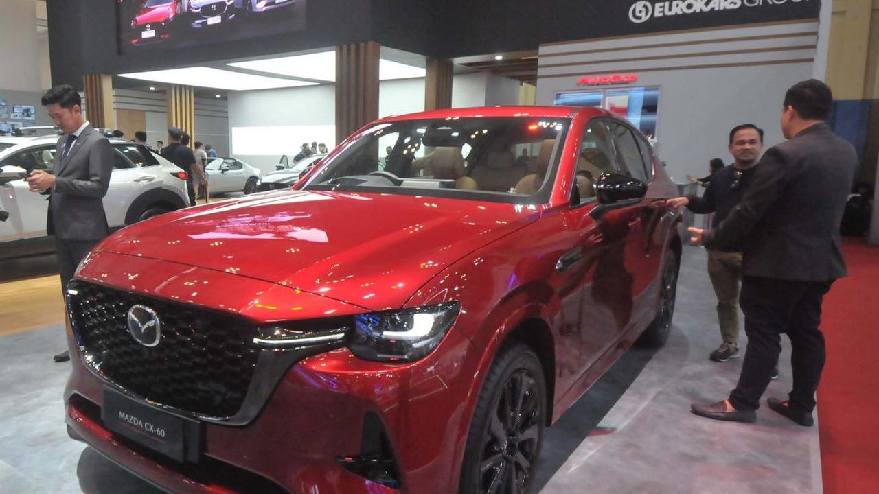 Mazda Indonesia meramaikan Gaikindo Indonesia Internasional&nbsp;Auto Show (GIIAS) 2024 dengan meluncurkan SUV flagship edisi terbaru, CX-60 Pro (2.5L AWD). Kehadiran Mazda CX-60 Pro ini melengkapi varian Elite dan Kuro yang lebih dulu mengaspal di Indone