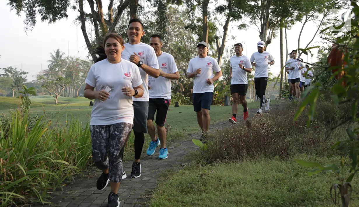 Peserta mengikuti lari pada rangkaian Semen Indonesia Trail Run 2018 di Yogyakarta, Minggu (23/9). Kegiatan yang bertajuk Road to Semen Indonesia Trail Run diikuti 75 pelari dari berbagai komunitas. (Liputan6.com/HO/Eko)