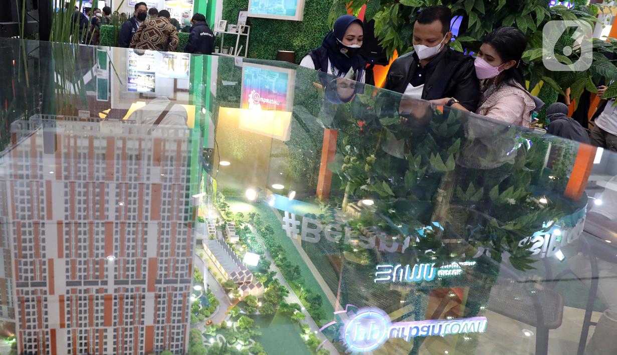 Pengunjung mendapat penjelasan mengenai hunian saat pameran Indonesia Properti Expo di Jakarta Convention Centre, Jakarta, Minggu (15/5/2022). Indonesia Property Expo atau IPEX 2022 dilaksanakan pada 15 hingga 22 Mei mendatang. Pameran tersebut melibatkan  41 developer/pengembang yang terdiri dari 11 pengembang subsidi dan 30 pengembang non subsidi. (Liputan6.com/Johan Tallo)