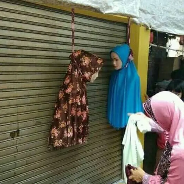6 Potret Manekin Digantung Ini Bikin Kaget, Bak Patung Selamat Datang