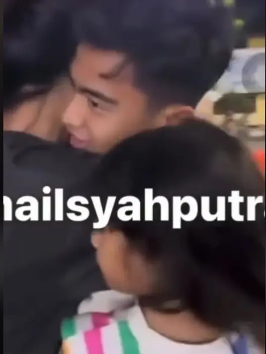 Momen tak mau kalah dengan teteh. "Lucu banget arhan gendong Ziza sama teteh lohh," tulis akun TikTok @ar.ziza. [Youtube@MomenBucin]