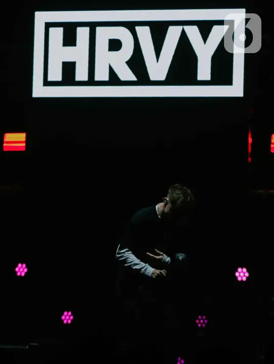Penampilan Hrvy di atas panggung saat tampil dalam festival musik Love Fest di Istora Senayan, Jakarta, Sabtu (22/2/2020). Dalam penampilannya Hrvy membawakan sejumlah lagu seperti Personal, Million Ways, I Wish You Were Here. (Liputan6.com/Faizal Fanani)