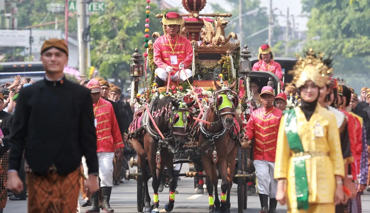 Kahiyang Ayu dan Bobby Nasution mempersiapkan pernikahan mereka setelah melewati proses lamaran di Juni 2017 lalu. Kini keduanya sudah resmi menjadi suami-istri dan siap menjalani rumah tangga. Selamat Kahiyang dan Bobby! (Adrian Putra/Bintang.com)