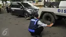 Seorang petugas Dishub DKI memberikan instruksi saat melakukan penderekan terhadap mobil yang parkir liar di kawasan Pasar Baru, Jakarta, Senin (27/6). Penertiban ini dilakukan untuk menciptakan kawasan yang tertib dan nyaman (Liputan6.com/Gempur M Surya)