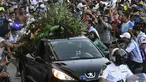 Penggemar berkerumun di samping mobil jenazah legenda sepak bola Argentina, Diego Armando Maradona, dalam perjalanan dari istana kepresidenan Casa Rosada ke pemakaman, Kamis (26/11/2020) waktu setempat. Diego Maradona meninggal karena serangan jantung pada usia 60 tahun. (AFP/Raul Fferrari/ TELAM)
