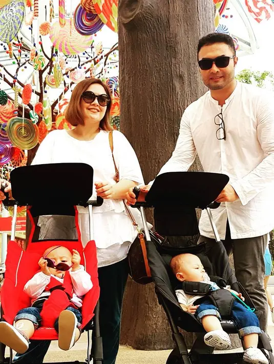 Meski masih kecil, anak-anak pasangan ini juga mulai dikenalkan dengan dunia yang dilakoni Surya Saputra atau Cynthia Lamusu. Surya maupun Cynthia senang dengan perkembangan anaknya yang mulai ngomong. (Instagram/cynthia_lamusu)