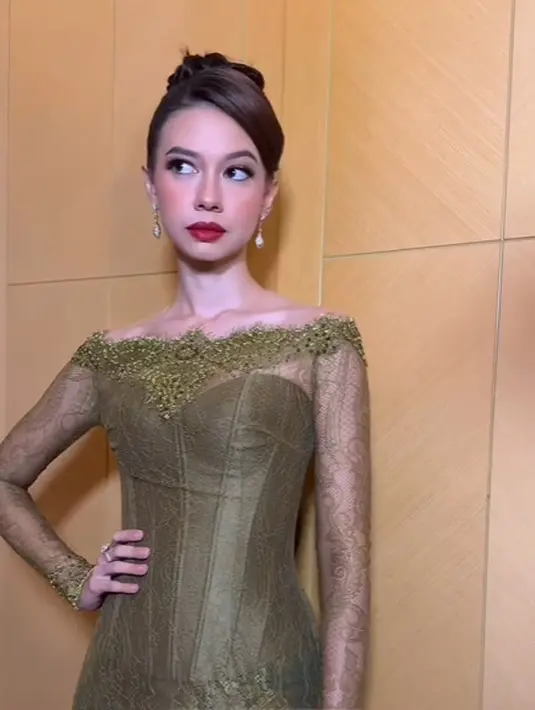 Yuki Kato juga kenakan kebaya sabrina dengan desain yang super simple. Tanpa payet berlebih, tampilan Yuki tak kalah menawan dengan makeup bold glam dan updo yang tinggi. [@ranggibeautyartisan]