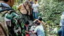 Petugas medis membalut luka turis asal Prancis, Benetulier Lesuffleur (46), di Taman Nasional Khao Yai, Thailand, 1 Januari 2017. Lesuffleur digigit seekor buaya saat hendak berfoto bersama suaminya di dekat sebuah kolam tempat penangkaran buaya. (HO/AFP)