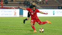 Pemain timnas Indonesia, Egy Maulana Vikri, melepaskan tendangan ke gawang Timor Leste dalam lanjutan pertandingan babak penyisihan grup A di Viet Tri Stadium, Phu Tho, Vietnam, Selasa (10/5/2022). (Bola.com/Ikhwan Yanuar)