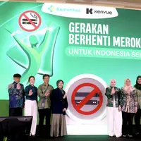 (dari kiri ke kanan) Bapak Hotib, selaku Ketua Persatuan Wicara Esofagus Indonesia, Anggota AMKRI, Fika Yolanda, Marketing Director Kenvue Indonesia, Prof. Dr. dr. Agus Dwi Susanto, SpP(K).,MHPM.,FISR.,FAPSR, Penasehat Pengurus Pusat Perhimpunan Dokter Paru Indonesia (PDPI) dan Direktur Utama RSUP Persahabatan, Prof. Dr. dr. Anna Rozaliyani, MBiomed, Sp.P(K), Sekretaris Umum Perhimpunan Dokter Paru Indonesia (PDPI), Tenny Anggia Murni Pramono, Presiden Direktur Kenvue, Nova Emelda, S.Si, MS, Apt., Direktur Pengawasan Keamanan, Mutu, dan Ekspor Impor Obat, Narkotika, Psikotropika, Prekursor, dan Zat Adiktif, dr Siti Nadia Tarmizi, M.Epid, Direktur Penyakit Tidak Menular Kemenkes RI, Bapak Reza Firmansyah, selaku Pasien Sukses Berhenti Merokok dengan NRT. (Foto/Dok: Mutant)