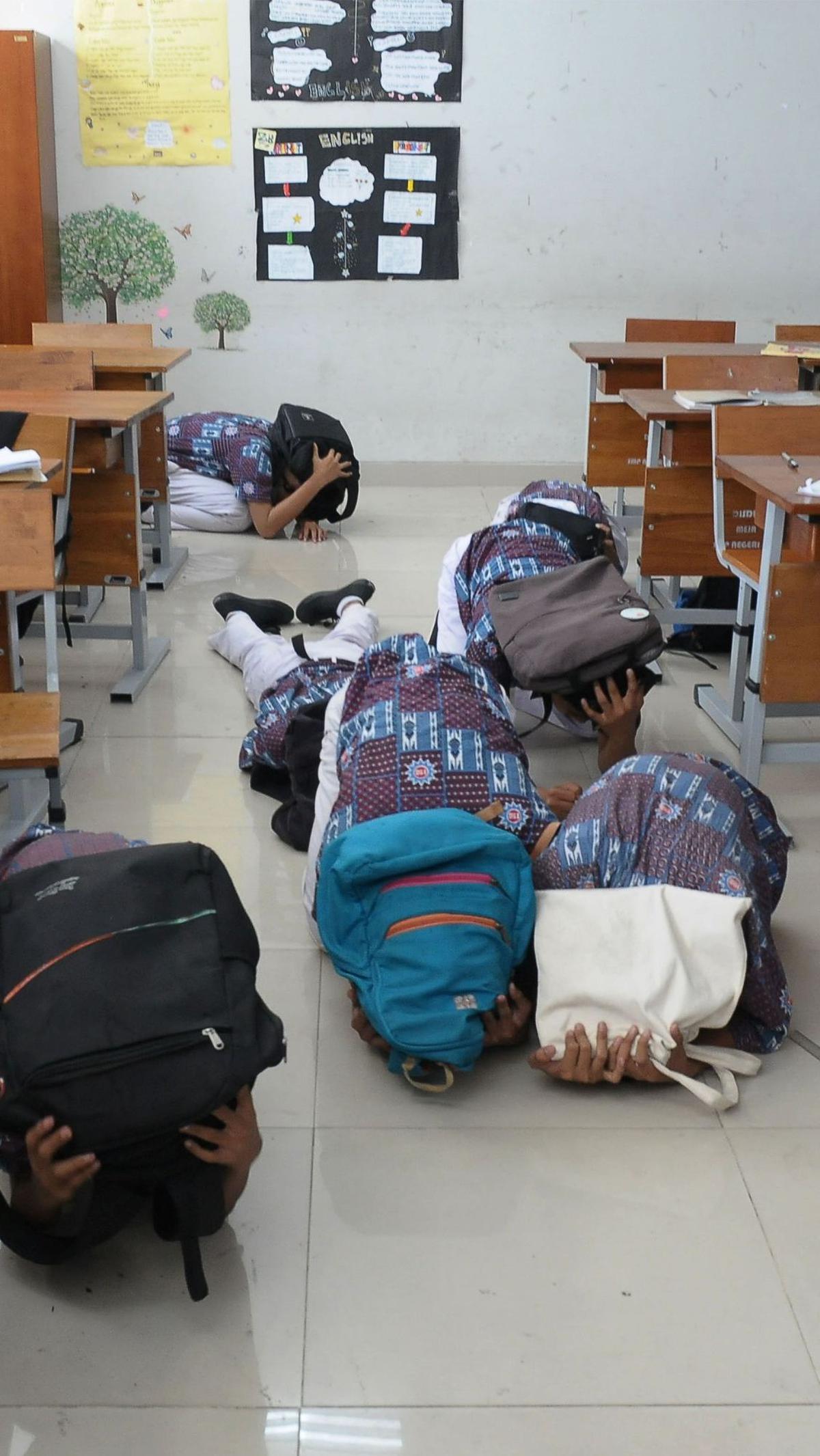 Pada latihan ini para pelajar diberikan edukasi penyelamatan tahap awal dengan melakukan perlindungan di bawah meja.