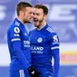 Striker Leicester City, Jamie Vardy, melakukan selebrasi bersama James Maddison usai mencetak gol ke gawang Manchester United pada laga Liga Inggris di Stadion King Power, Sabtu (26/12/2020). Kedua tim bermain imbang 2-2.
(AFP/Pool/Michael Regan)