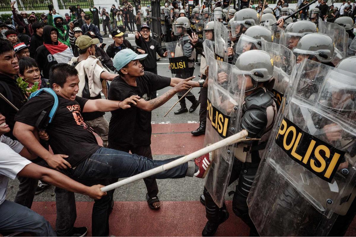 FOTO: Aksi  Demo DPR 25 Agustus, Massa Bentrok dengan Aparat