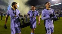 Pemain Club America, Henry Martin (kiri) dan Israel Reyes (tengah) membawa trofi setelah laga persahabatan melawan Barcelona di Cotton Bowl, Dallas, Amerika Serikat, Jumat (22/12/2023) dini hari WIB. (AP Photo/Julio Cortez)