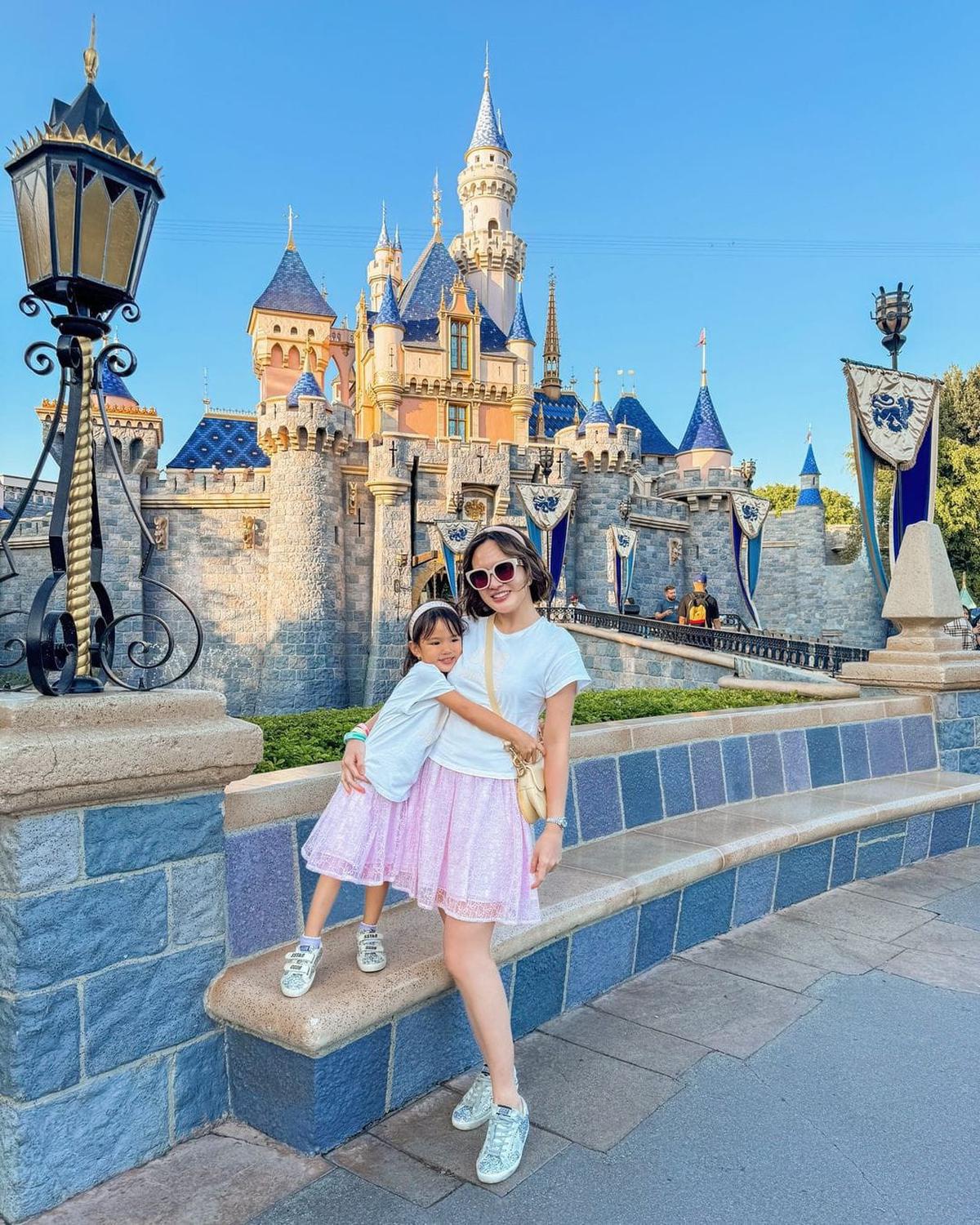 7 Potret Sandy Aulia dengan Aura Single Mom Cantik Berkelas