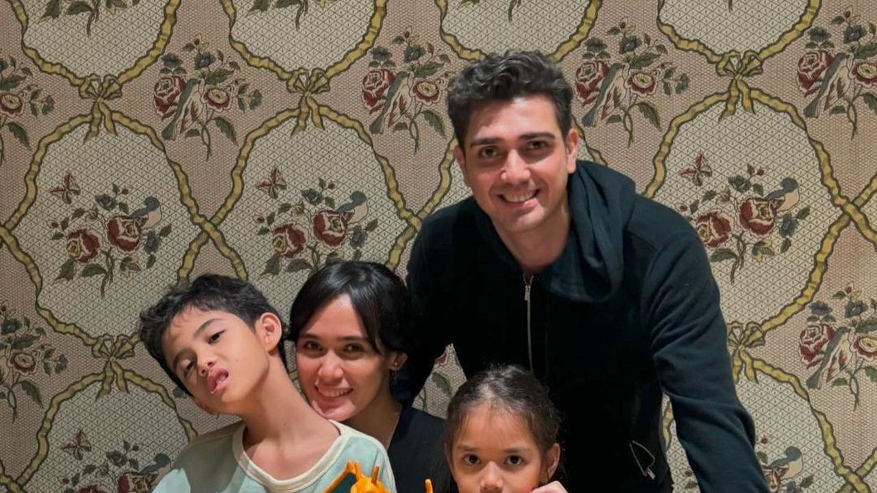 Sebagai anak yang lahir di keluarga selebriti, Clover Satin Albar sudah mendapat sorotan sejak belia.