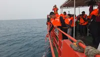 Keluarga Jurnalis iNews Tabur Bunga di Selat Sunda