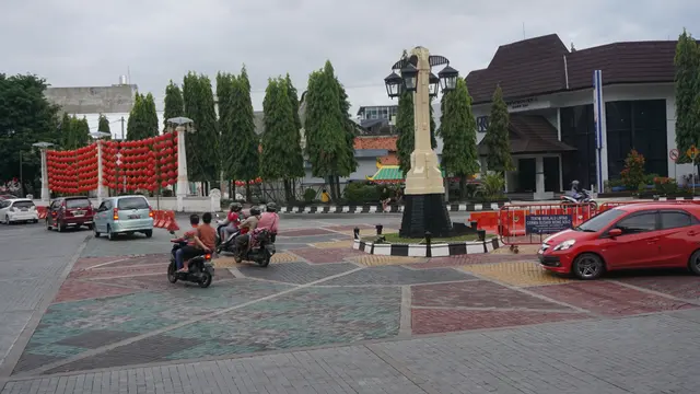 Mosaik Mirip Salib di Depan Balai Kota Solo