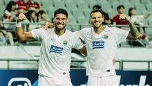 Selebrasi bek Persib Bandung, Julio Cesar bersama rekan setimnya, Patricio Matricardi usai membobol gawang FC Seoul dalam laga pertama fase grup AFC Champions League Two 2026/2027 di Seoul World Cup Stadium, Rabu (16/9/2026). (Dok. Persib)