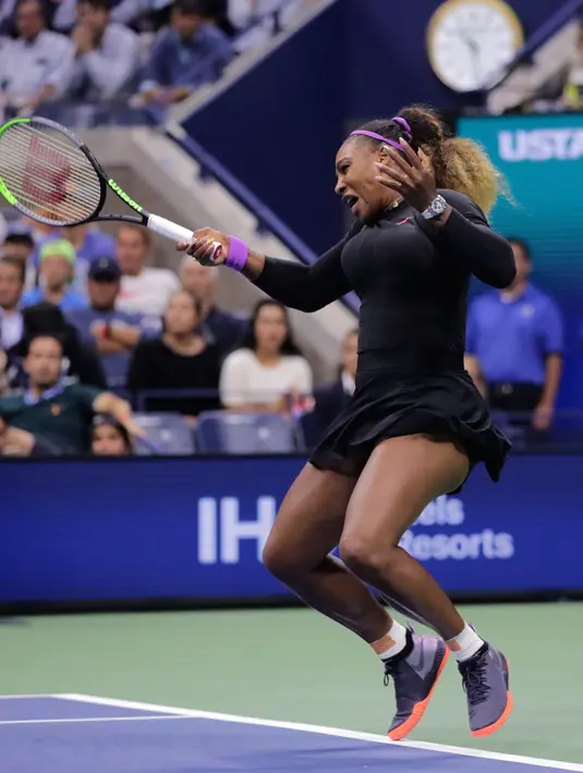 Petenis Serena Williams mengembalikan pukulan Caty McNally selama putaran kedua turnamen tenis AS Terbuka di New York, Amerika Serikat, Rabu (28/8/2019). Williams menang 5-7, 6 -3, 6-1. (AP Photo/Charles Krupa)
