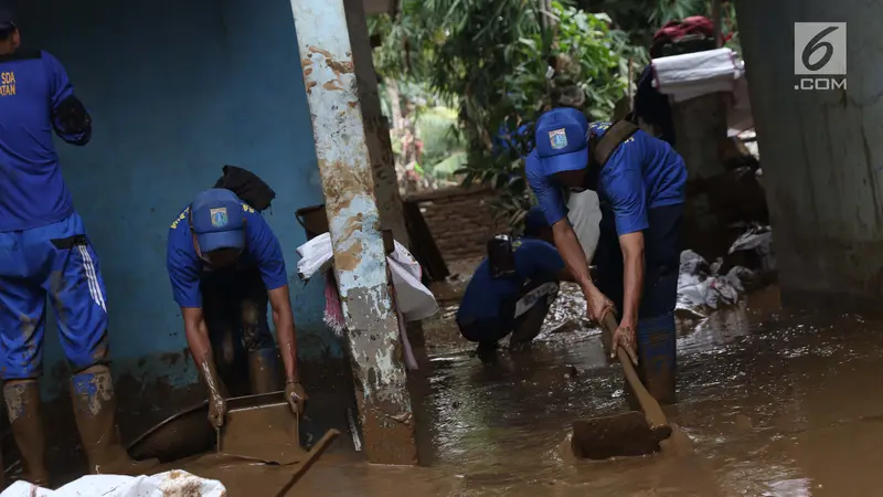 Pasukan Oranye dan Biru Bersihkan Lumpur Sisa Banjir