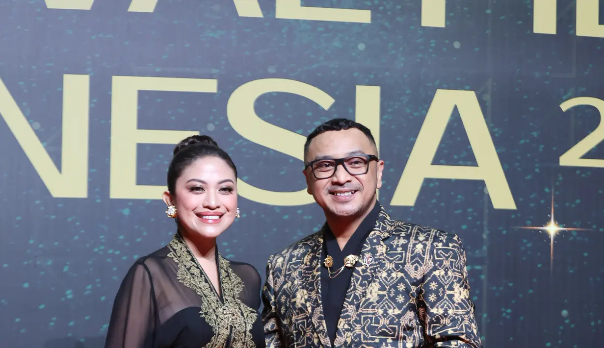 Cynthia Ganesha kenakan kebaya  encim hitam emas dipadu dengan rok dan obi motif tenun hitam emas [Budi Santoso]